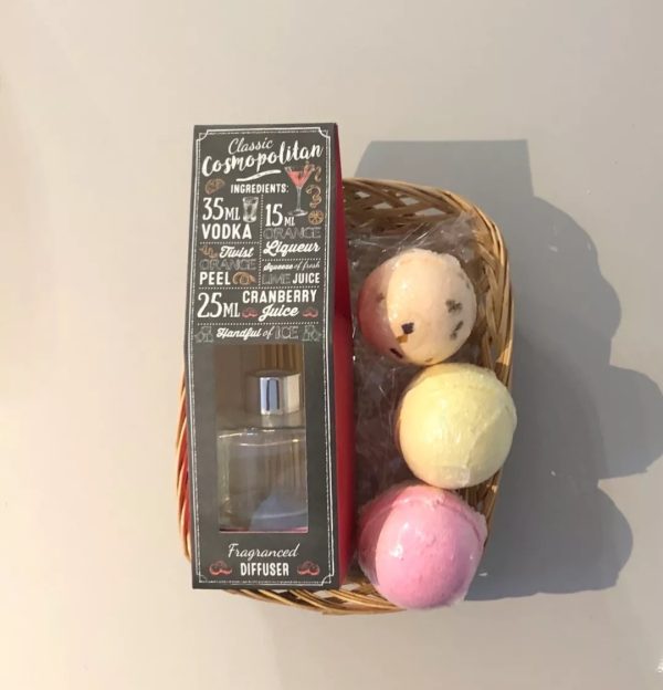 Cosmopolitan diffuser and bath bomb gift set