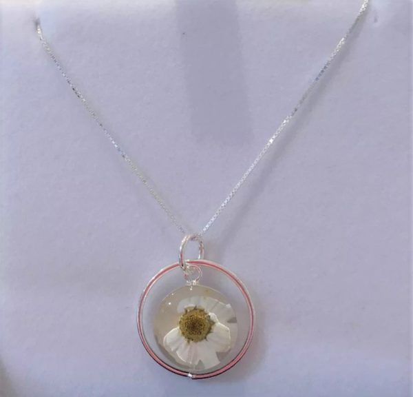Daisy with silver surround pendant necklace