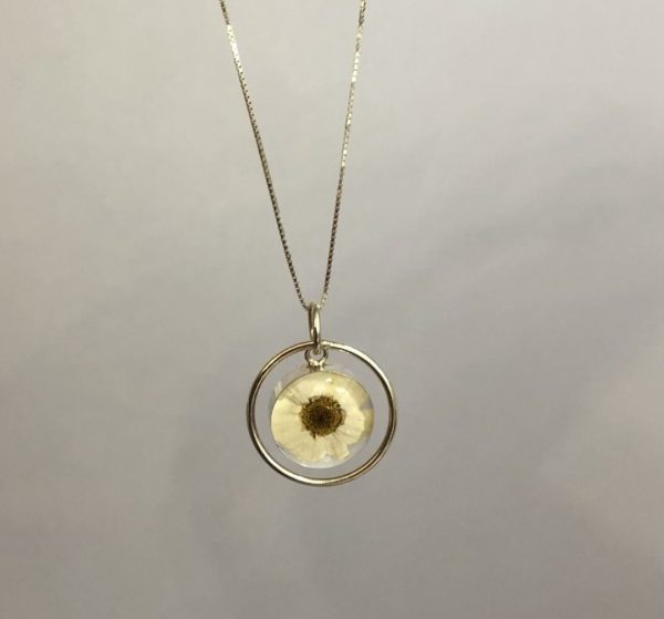 Daisy with silver surround pendant necklace