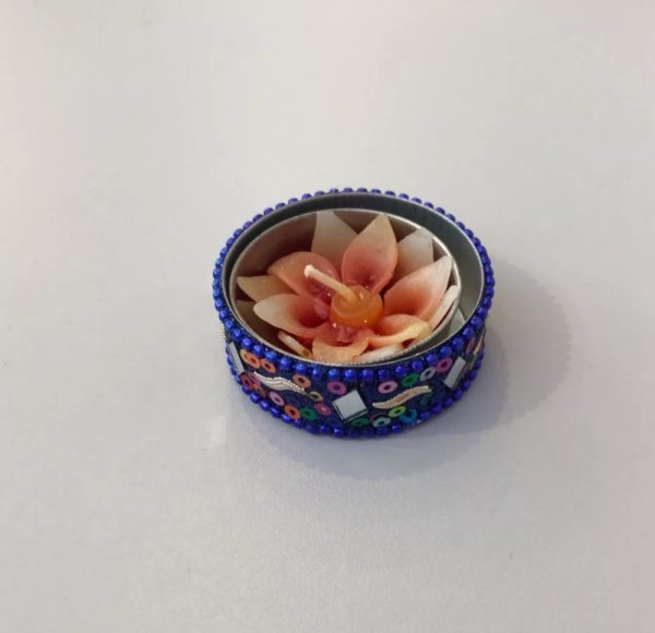 Flower tea light in gem holder