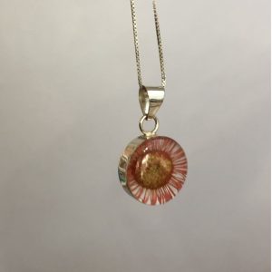 Silver circle pink daisy necklace