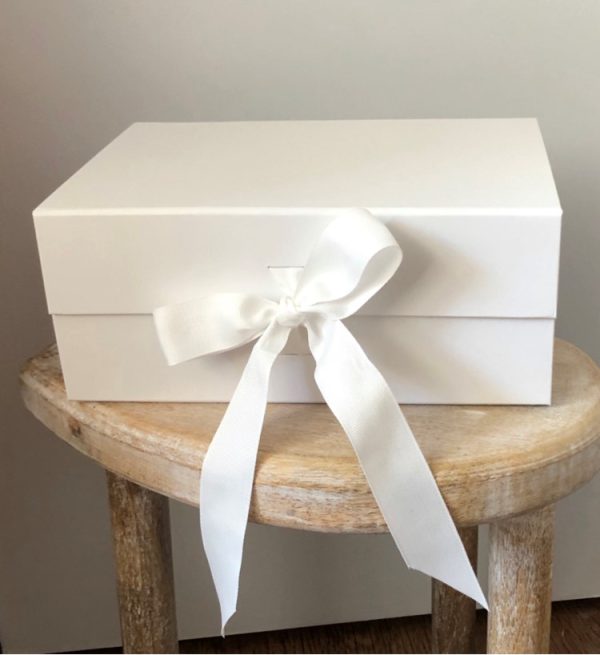 luxury magnetic closing white gift box