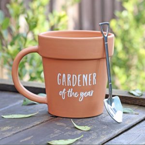 Gardener of the year novelty gardening themed mug. Classic terraccota plant pot shaped mug with gardener of the year inscription and a spade shaped teaspoon